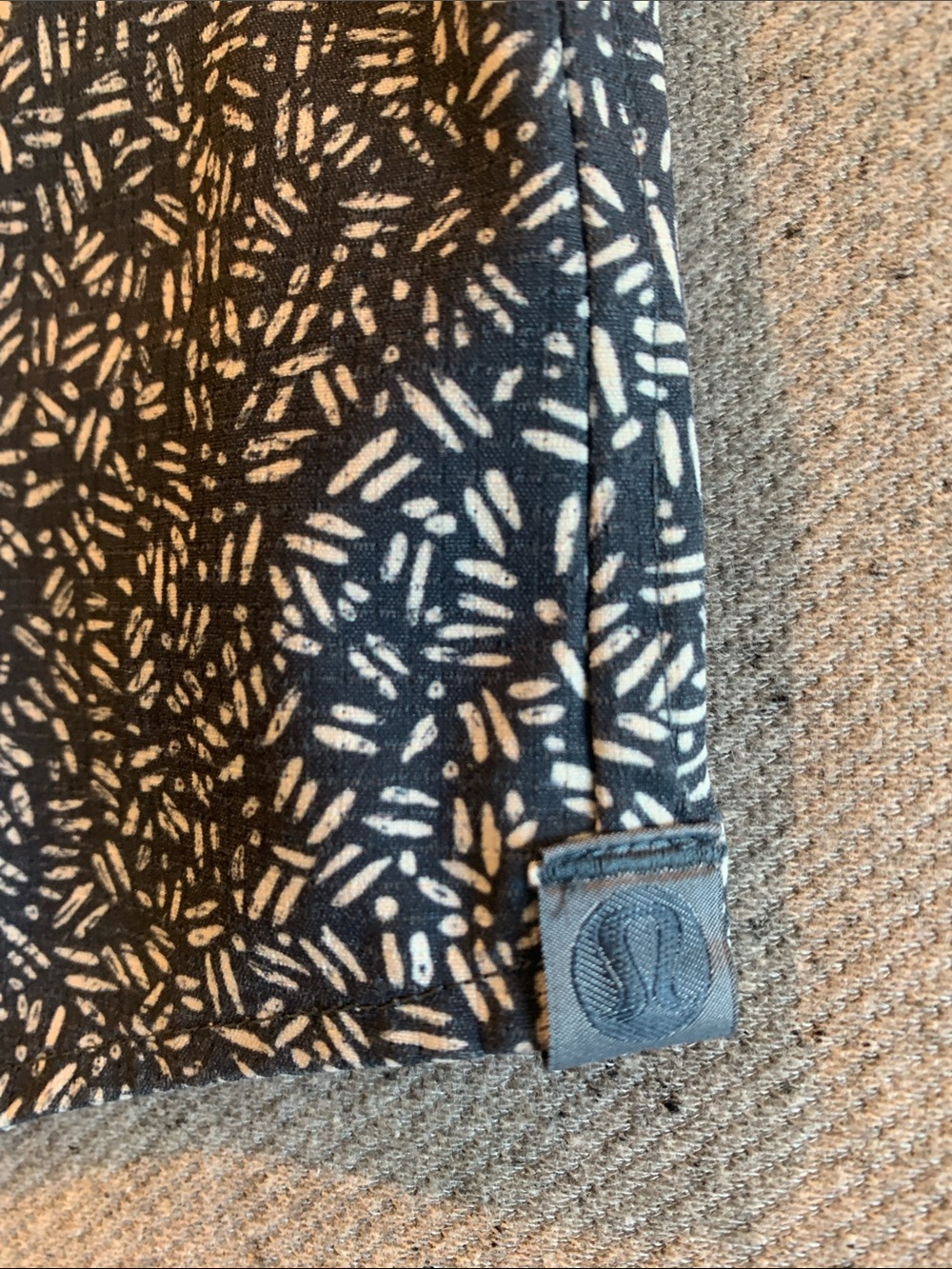 lululemon athletica Men’s Short-Sleeve Navy Button-Down with White Micro Pattern - Picture 2 of 5